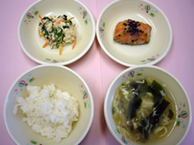 ２月７日献立より  ・ごはん ・鮭の香りみそ焼き ・ほうれん草のおから和え ・中華風野菜スープ