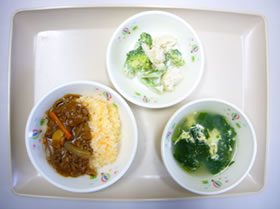 １２月１日献立より ・キャロットライス ・ハッシュドビーフ ・花野菜サラダ ・ほうれん草と卵のスープ