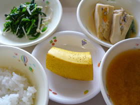 10月3日献立より ・高野豆腐のはさみ煮 ・ほうれん草とえのき茸のおひたし ・さつまいものみそ汁 ・バナナ
