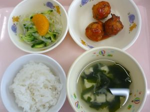 ［2016年4月16日献立］ ・ごはん ・鶏つくねのケチャップ煮 ・春雨サラダ ・豆腐スープ