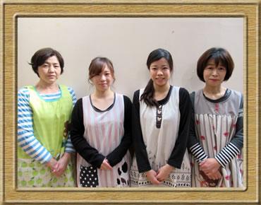 左から たかこ先生、さやか先生、かなえ先生、さちこ先生