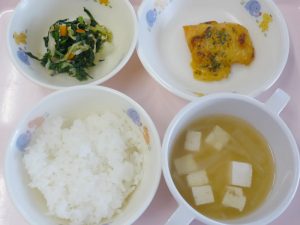 ［5月29日献立より］ ・ごはん ・鮭のクリームコーン焼き ・青菜のごま和え ・玉ねぎと切干大根のみそ汁