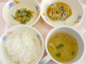 ［7月10日献立より］ ・ごはん ・豆腐の五目焼き ・ピーマンとツナのごま和え ・すまし汁