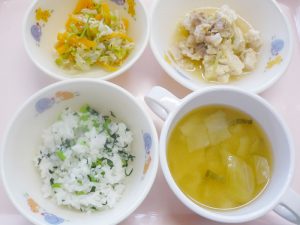 ［6月19日献立より］ ・菜飯（小松菜） ・肉豆腐 ・にんじんのじゃこ和え ・キャベツのみそ汁