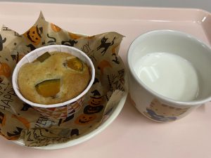 ［10月27日おやつより］ ・かぼちゃのカップケーキ ・牛乳